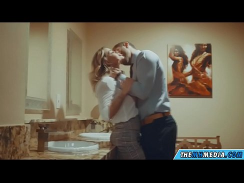 ❤️ Wakati blonde mwenye busty anakutongoza kwenye choo cha umma ☑  ❌️❤
